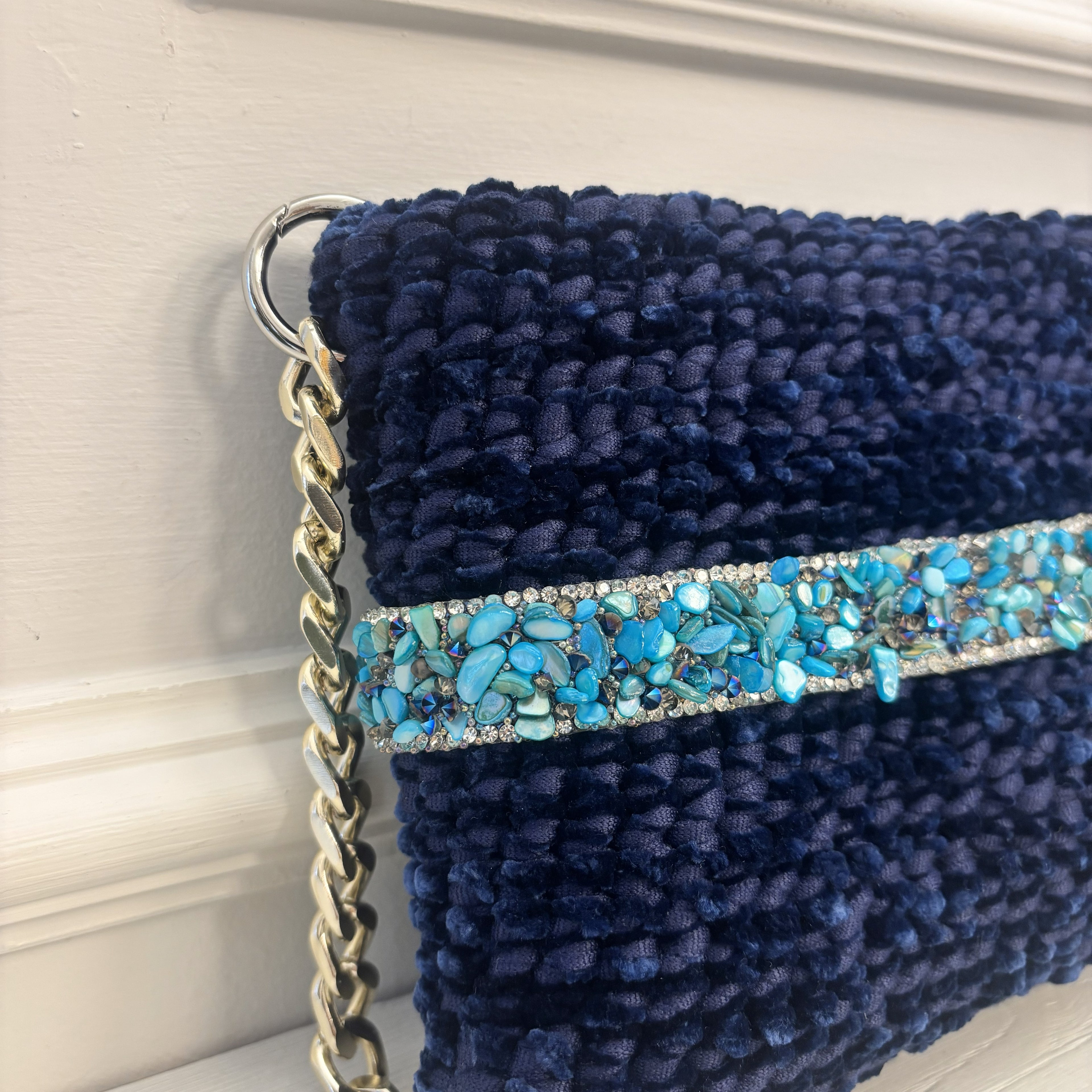 Dettaglio borsa Turquoise Crystal tracolla e chiusura zip