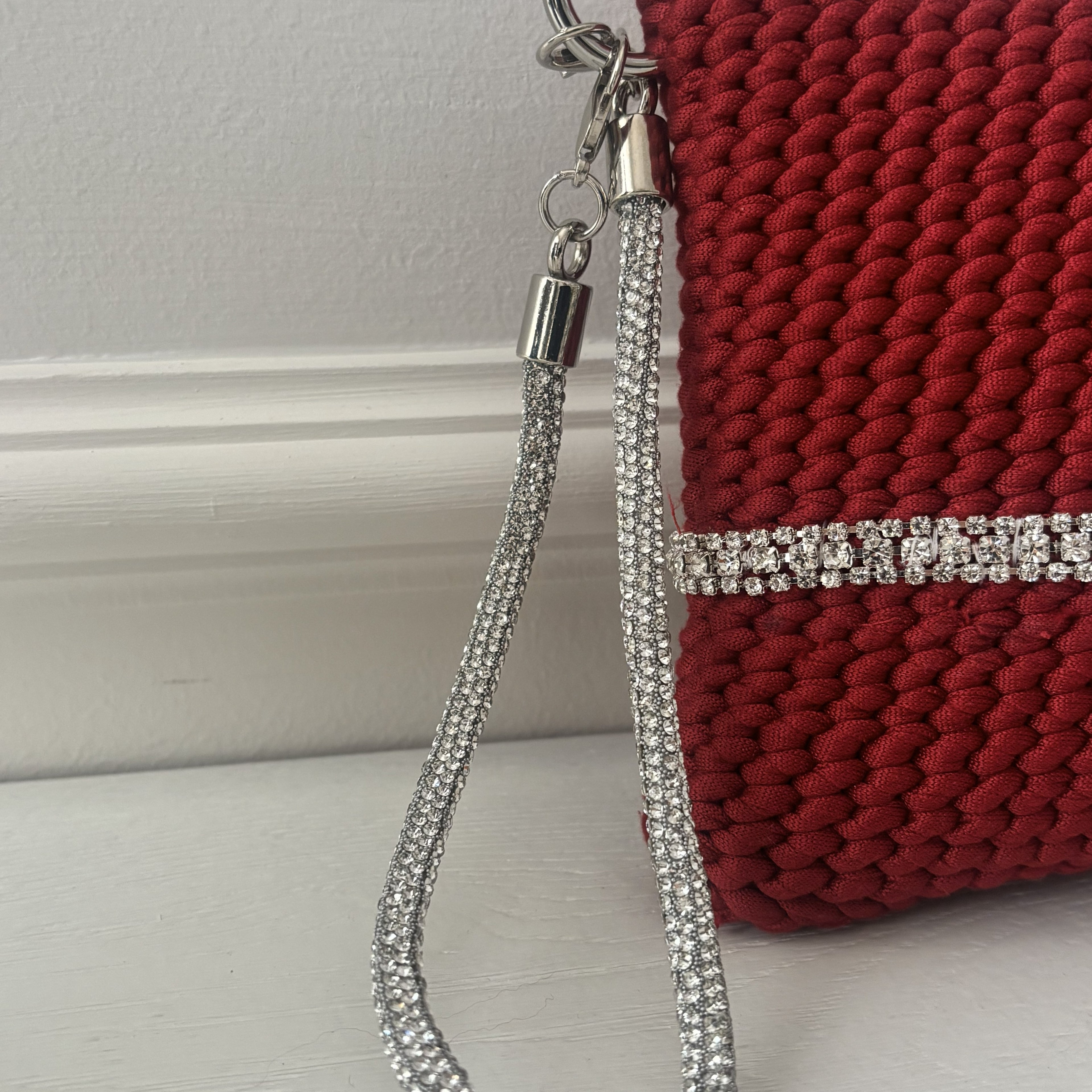 Dettaglio pochette da polso fascia gioiello e catena