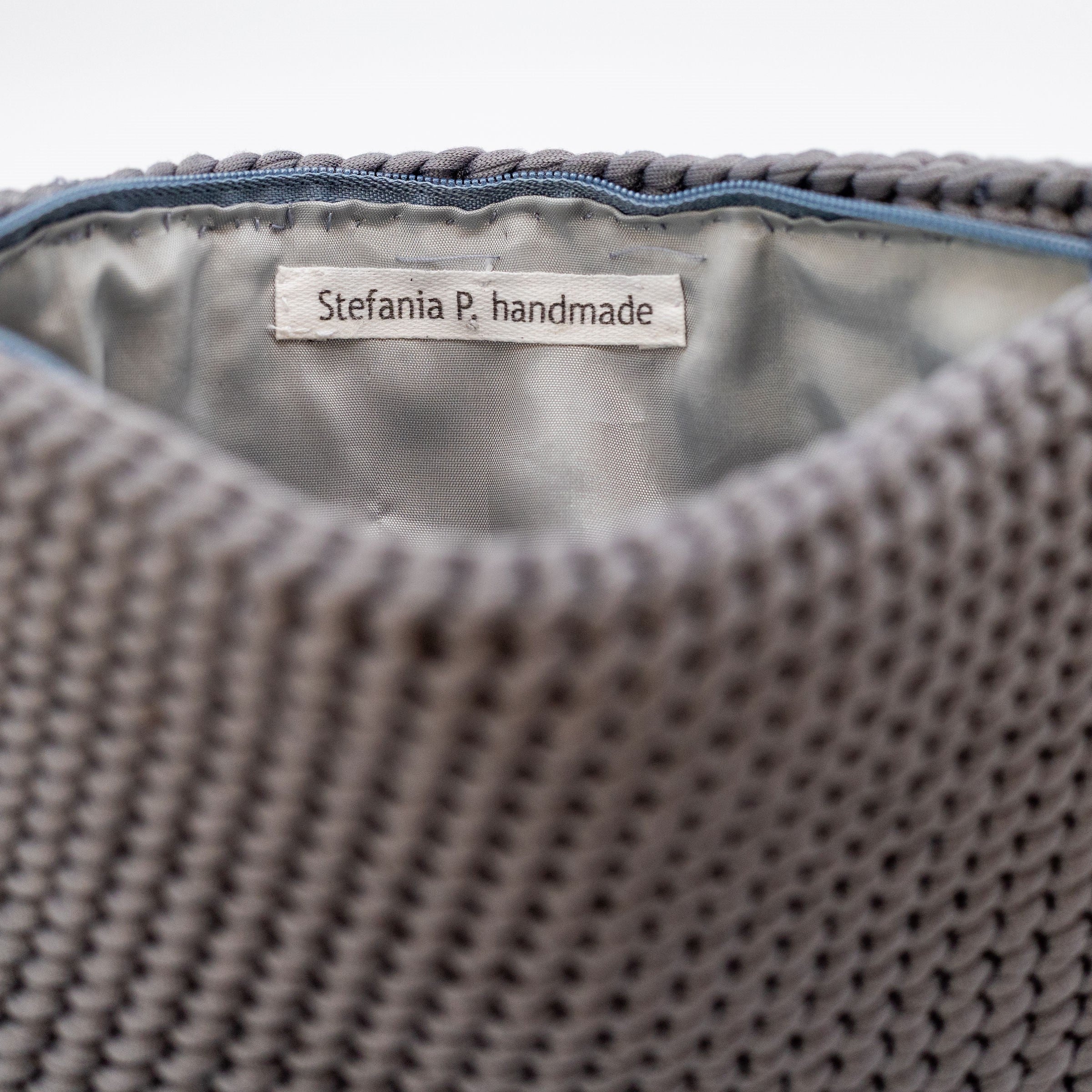 Dettaglio pochette iniziali ricamate cotone uncinetto