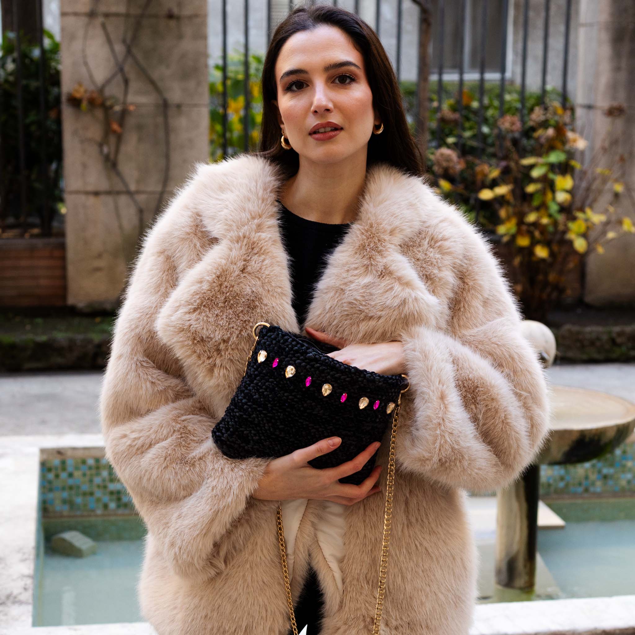 modella indossa  borsa diva noir artigianale