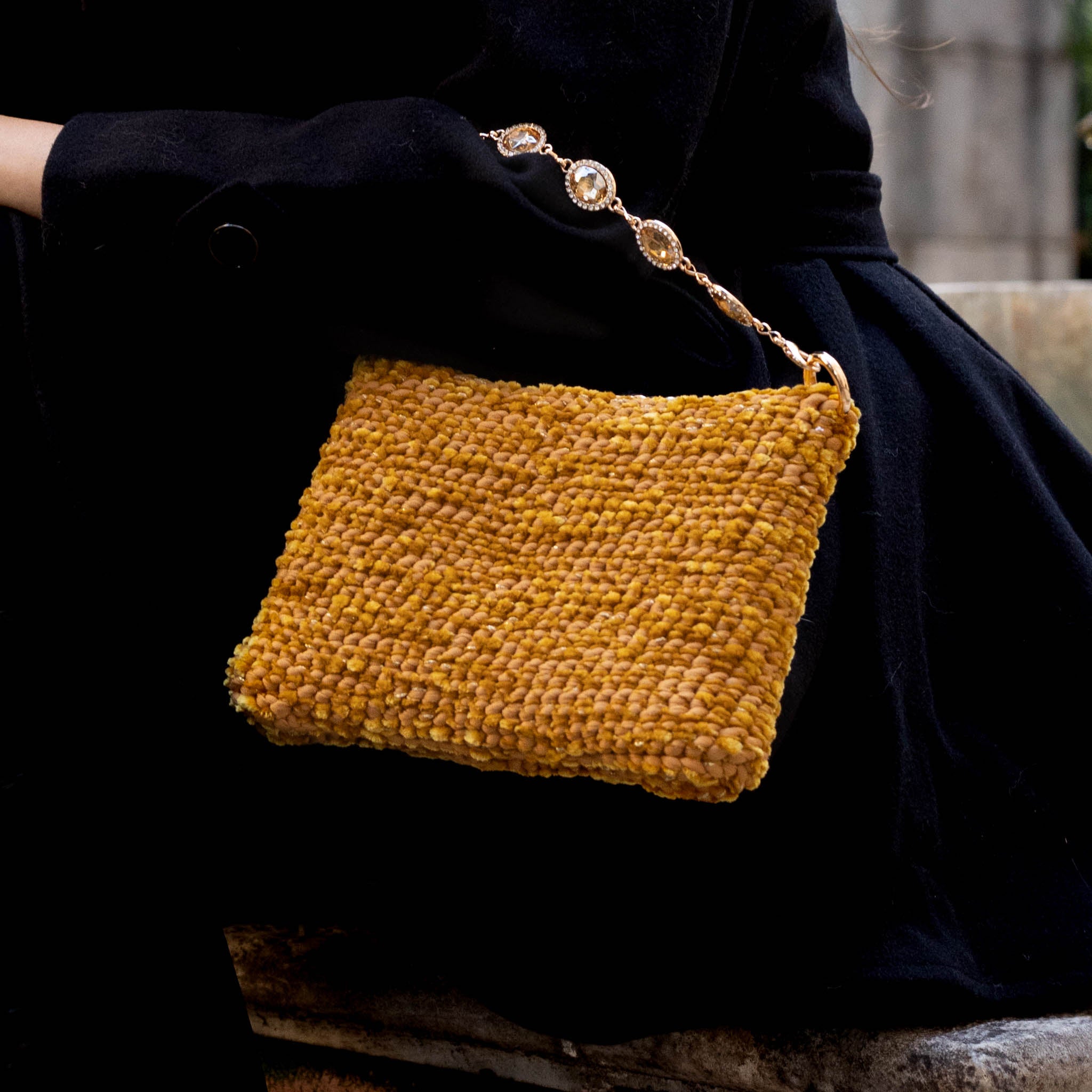 Dettaglio borsa Golden Yellow catena gioiello