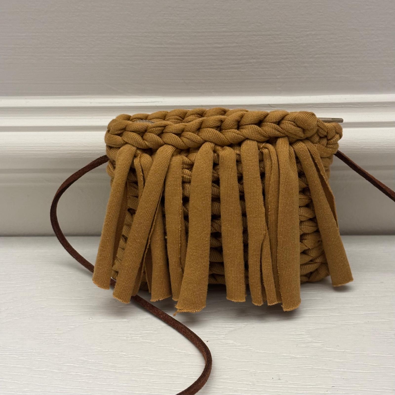 Porta AirPods vista frontale con frange decorative