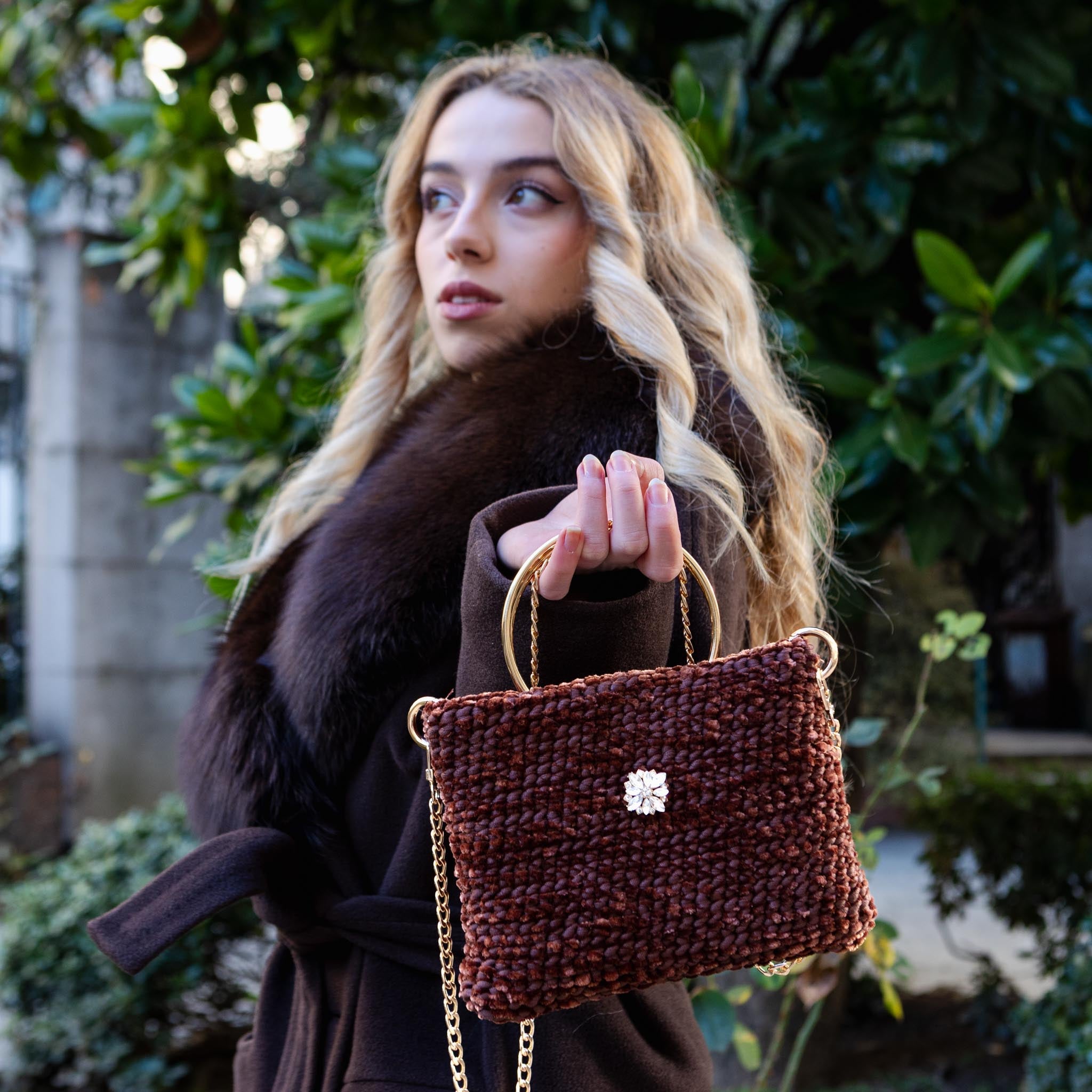 Modella con borsa Ambra tracolla artigianale