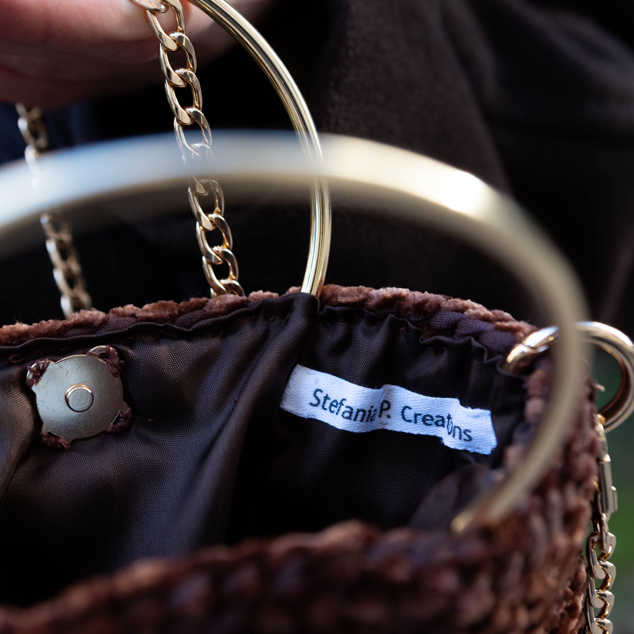 Borsa Ambra dettaglio manici e chiusura magnetica