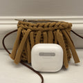 Porta AirPods artigianale con frange cotone