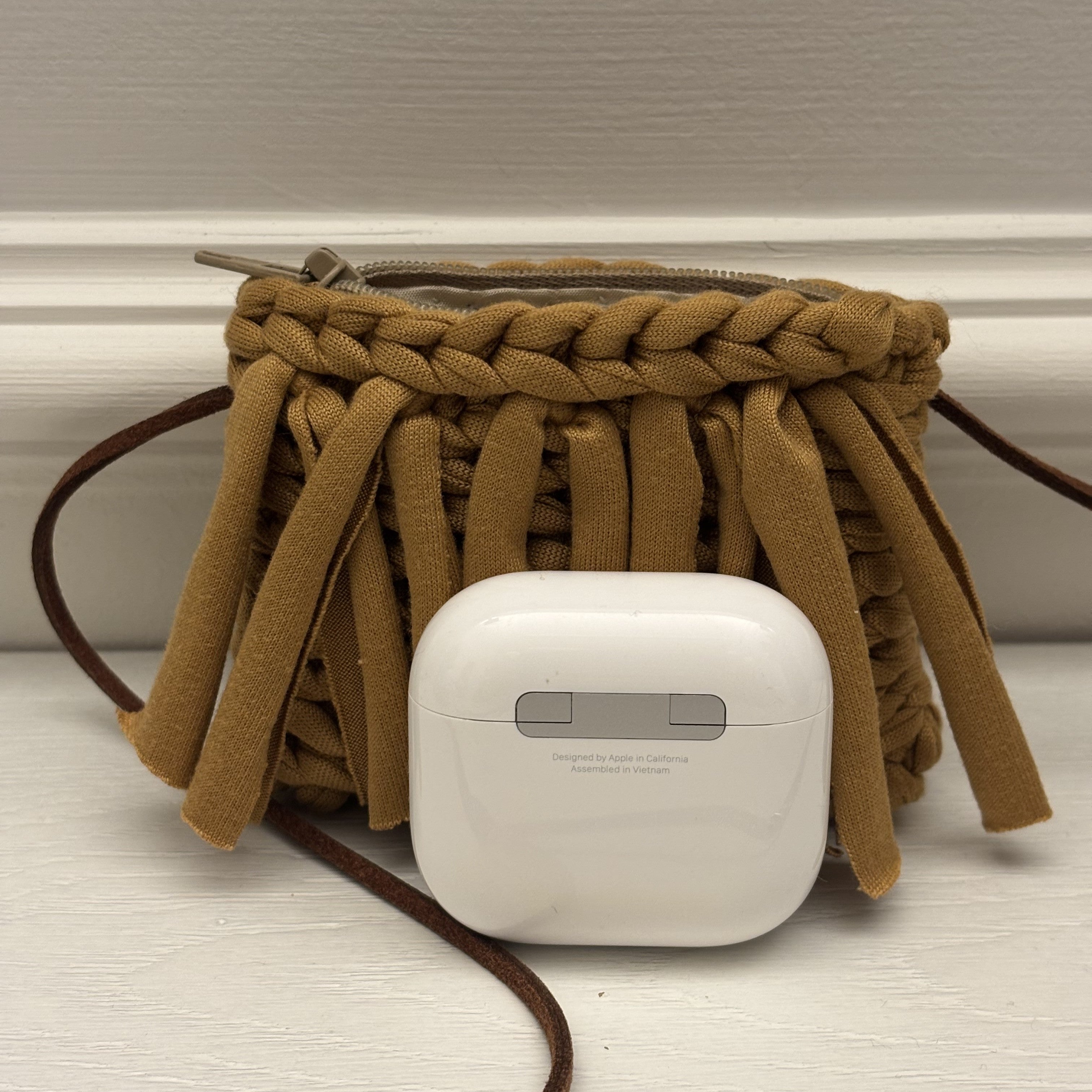 Porta AirPods artigianale con frange cotone