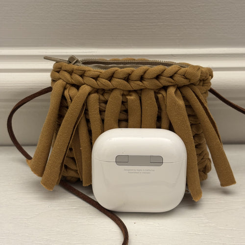 Porta AirPods artigianale con frange cotone
