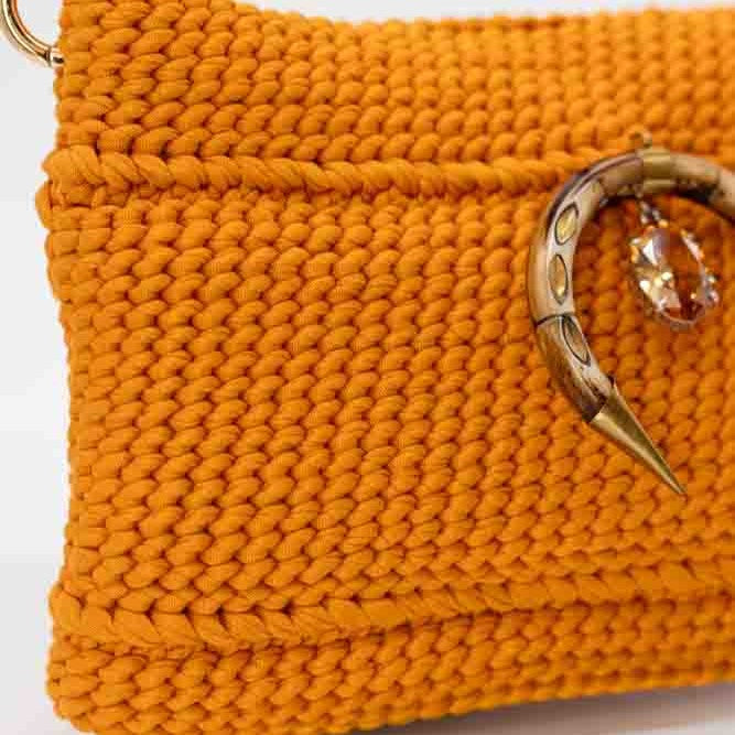 Dettaglio borsa Horn ciondolo corno decorativo